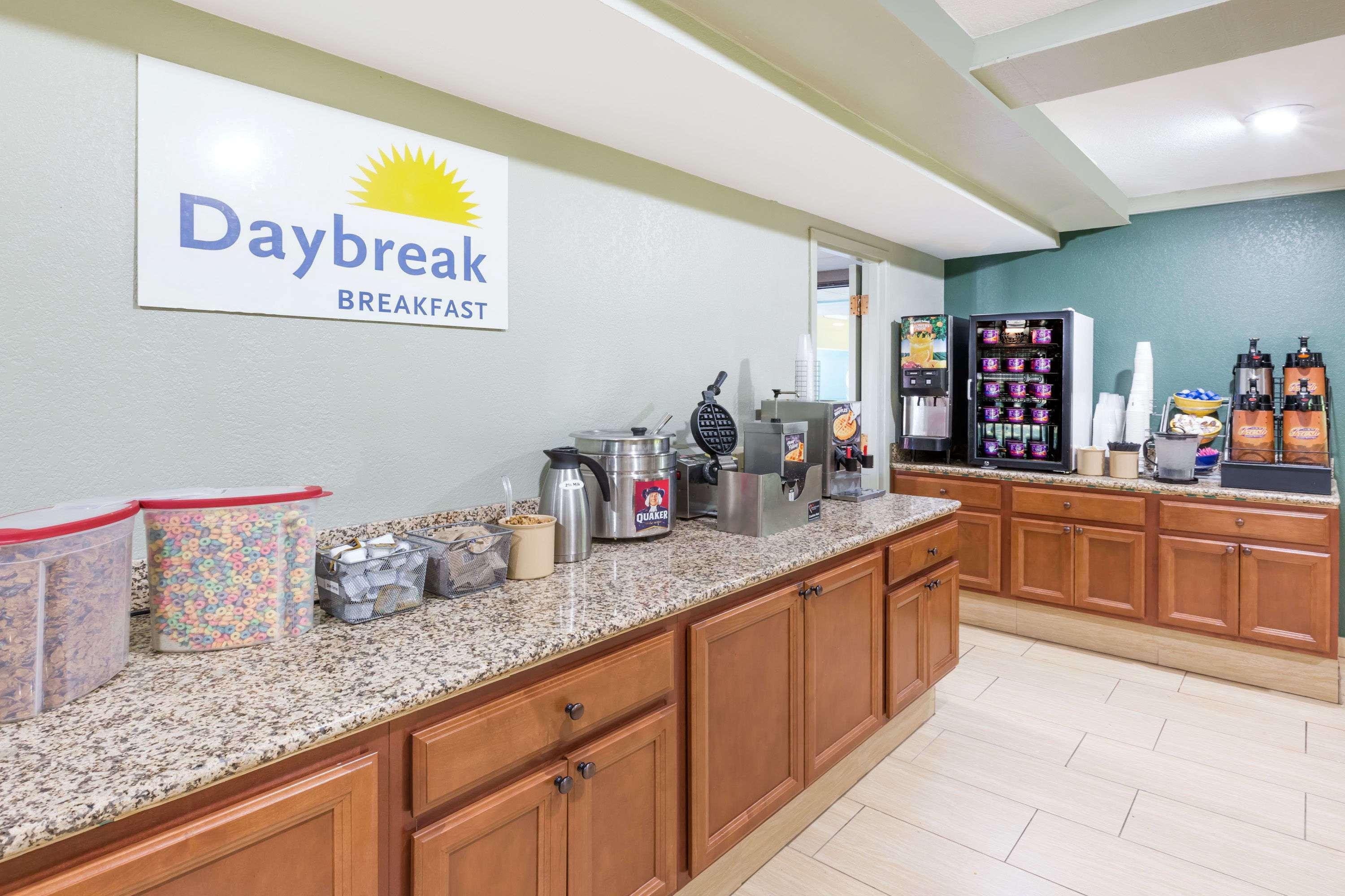Days Inn By Wyndham Clive - West Des Moines Eksteriør bilde